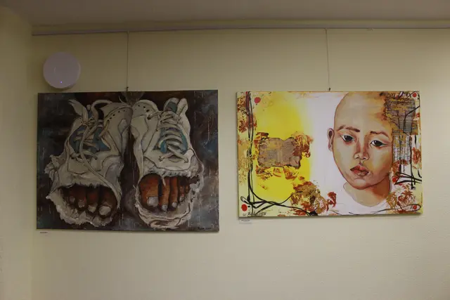 Werke von Priska Wildauer aus der Ausstellung „Mensch und Tier – Begegnungen in Acryl“.