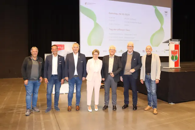 Markus Strolz (Geschäftsführer der EWA Energie- und Wirtschaftsbetriebe der Gemeinde St. Anton GmbH), Gerhard Eichhorn (TVB St. Anton am Arlberg), St. Antons Bürgermeister Helmut Mall, e5-Teamleiterin Susanne Klimmer, Bezirkshauptmann Siegmund Geiger, der Lecher Bürgermeister Gerhard Lucian und Bernhard Falch (Wirtschaftskammer), (v.l.).  | Foto: Elisabeth Zangerl