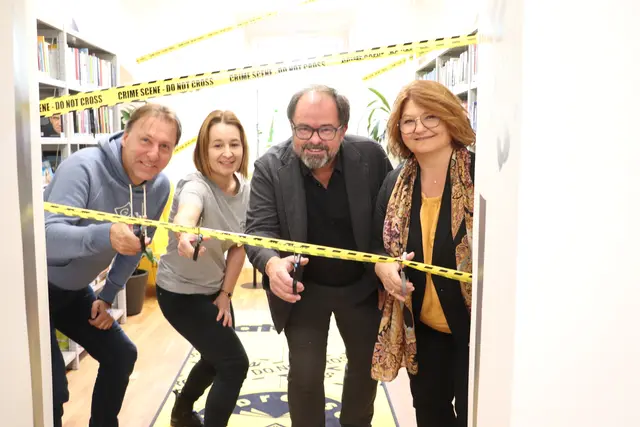 Am Tatort: Gemeindevorstand Gerald Schmidt, Bibliothekarin Burgi Zinka, Autor Robert Preis und Bgm. Doris Dirnberger.  | Foto: Edith Ertl