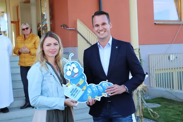 Als Geschenk für den Kindergarten übergab LR Stefan Hermann einen Büchergutschein an Natascha Holzer | Foto: Edith Ertl