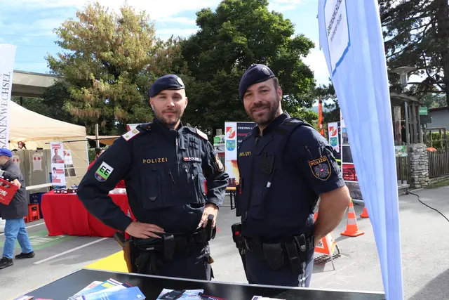 Die Polizei warnte vor Dämmerungseinbrüchen, Neffentrick und IT-Kriminalität und informierte, wie man sich davor schützen kann.  | Foto: Edith Ertl