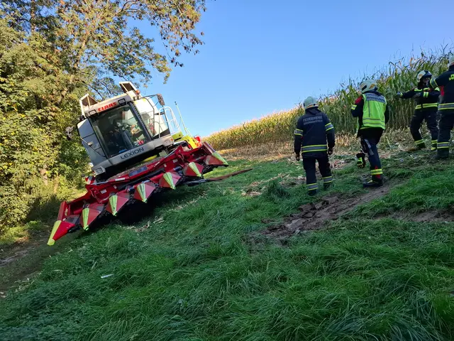 Die Feuerwehren Wieselburg und Brunnwiesen bei der Bergung eines in Schräglage geratenen Mähdreschers in Wieselburg-Land. | Foto: DOKU NÖ