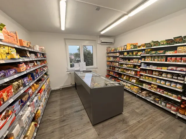 Der Shop des Hofladen bietet von Konserven über Haushaltsartikel alles, was man braucht.  | Foto: Lisa Stöckl