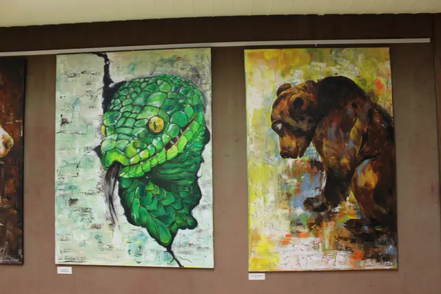 Werke von Priska Wildauer aus der Ausstellung „Mensch und Tier – Begegnungen in Acryl“.