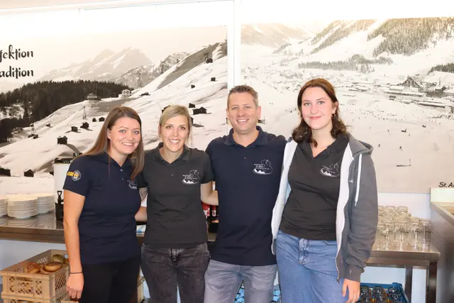 Die Musikkapelle St. Anton war an beiden Tagen für das kulinarische Wohl zuständig, im Bild sind die Mitglieder: Stefanie Hafele, Stephanie Siembicka, Christoph Hafele und Emilia Kaspar. | Foto: Elisabeth Zangerl