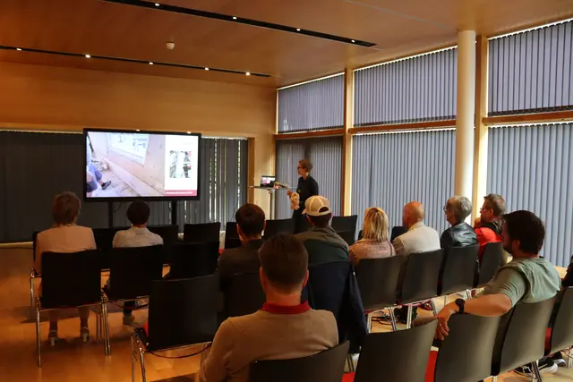 Am Samstag gab es einen Vortrag zum Thema "ökologisches Bauen." | Foto: Elisabeth Zangerl
