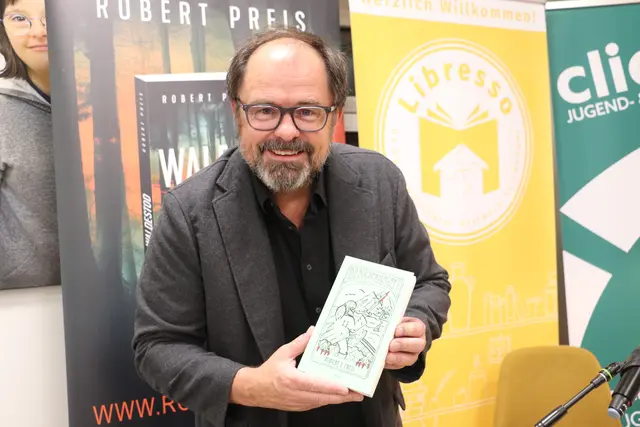 Als Zugabe gab Robert Preis Einblick in die Welt von Kajetan Knapp. Der Bücherlehrling erlebt Abenteuerliches mit Protagonisten aus der Bücherwelt und hat die magische Fähigkeit, gruselige Figuren wieder hinter Buchdeckel zu bringen. Ein Geheimtipp für Fantasy-Freunde: Die Büchermagier | Foto: Edith Ertl
