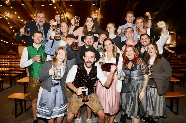 Am letzten Oktoberfest-Freitag im Jahr 2025 ging wieder einmal "so richtig die Post ab". | Foto: Alfred Mayer