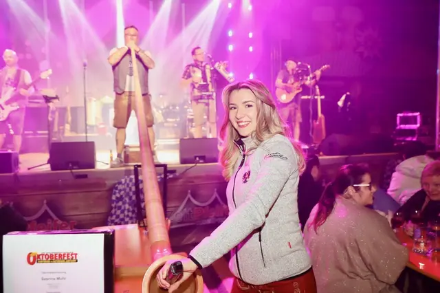 Die "Dirndl Rocker" hatten auch ihr Alphorn im Gepäck. | Foto: Alfred Mayer