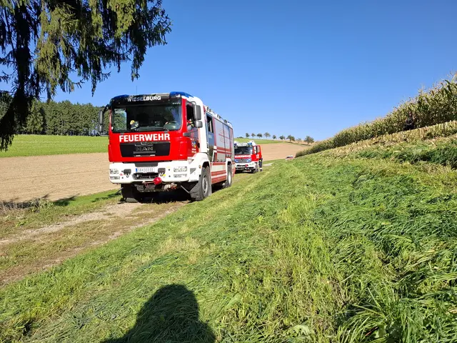 Die Feuerwehren Wieselburg und Brunnwiesen bei der Bergung eines in Schräglage geratenen Mähdreschers in Wieselburg-Land. | Foto: DOKU NÖ