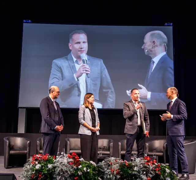 "ZAMM HALFA – Sozial/Zeitbörse" wird von Bgm. Schranz vorgestellt. | Foto: Harry Schlossko