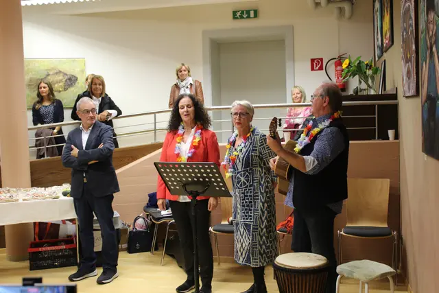 Die Gesangsgruppe "Einmal 3" hat die Vernissage musikalisch begleitet. 