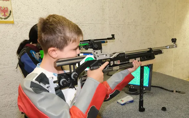 Die jüngsten Teilnehmer schießen stehend-aufgelegt
