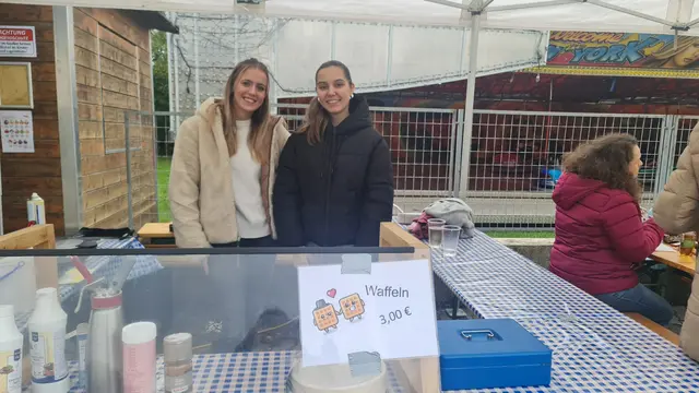 Olivia Erber und Felicitas Adl verkauften Waffeln am JVP-Stand. | Foto: Cornelia Strobl