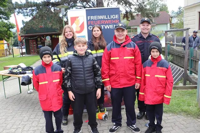 Die Feuerwehr Gratwein präsentierte ihre Schutzausrüstung und nutzte die Gelegenheit, Nachwuchs in der Feuerwehrjugend zu lukrieren.  | Foto: Edith Ertl