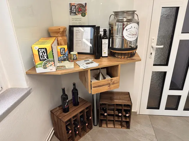 Die Weinecke grenzt direkt an den Kaffee Bereich des Hofladens.  | Foto: Lisa Stöckl