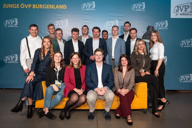 Neuer Landesvorstand mit Bundesministerin Claudia Plakolm (vorne, 3.v.l.), Landesobmann Daniel Heintz (vorne, 2.v.r.) und dem geschäftsführenden Landesparteiobmann Nationalrat Christoph Zarits (hinten, 6.v.l.) | Foto:  Daniel Neubauer