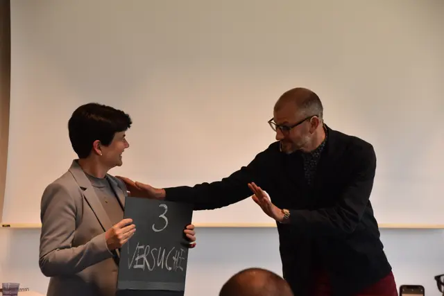 Illusionist Philipp Oberlohr verblüffte auch Caritas-Dir. Elisabeth Rathgeb | Foto: Kainz