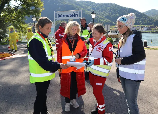 NÖ Sanitätsdirektorin Regina Klenk (Gesamteinsatzleiterin), Gesundheitslandesrätin Eva Prischl, Sandra Wallner (Einsatzleiterin Rotes Kreuz) und Astrid Weber (NÖ Sanitätsbehörde, Einsatzleitung). | Foto: Anton Heinzl