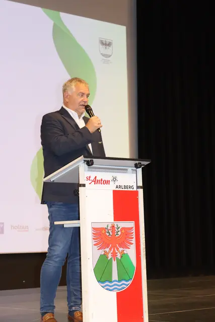 St. Antons Bürgermeister Helmut Mall nahm die Begrüßung vor. | Foto: Elisabeth Zangerl