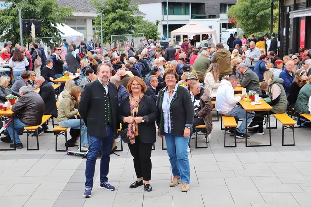 Bgm. Doris Dirnberger (Bildmitte) mit Martina Auer und Herbert Ebner beim Schmankerltag in Gratwein-Straßengel. | Foto: Edith Ertl
