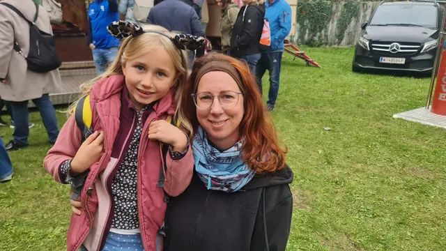 Clara und Karin Binder hatten beim Autodrom jede Menge Spaß. | Foto: Cornelia Strobl