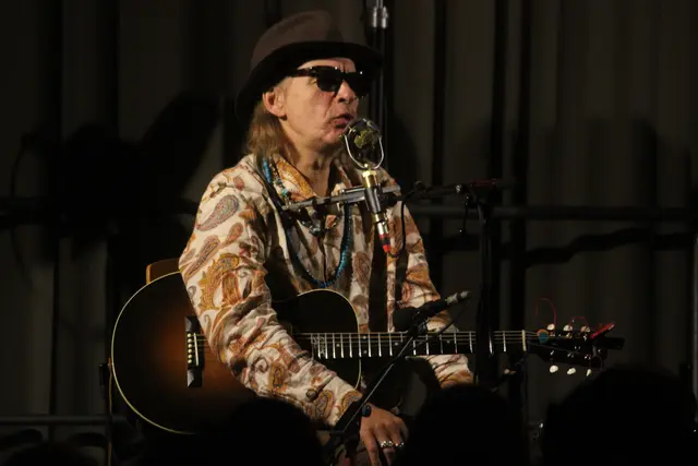 Ernst Molden ist ein wunderbarer Erzähler. Neben seinen Liedern gibt es immer wieder viel interessantes zu hören. | Foto: Josef Hofmüller