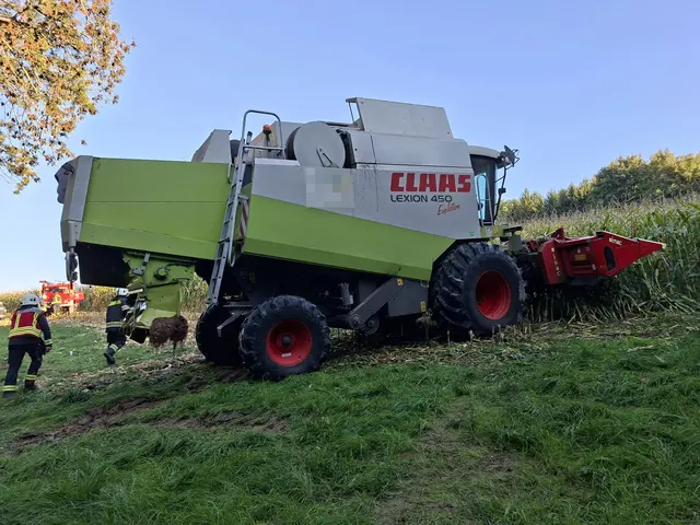 Die Feuerwehren Wieselburg und Brunnwiesen bei der Bergung eines in Schräglage geratenen Mähdreschers in Wieselburg-Land. | Foto: DOKU NÖ