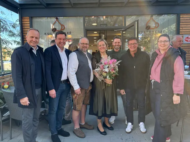 Große Freude bei Oliver und Nina Klopschitz bei der Eröffnung über die vielen (prominenten) Gäste | Foto: Almer