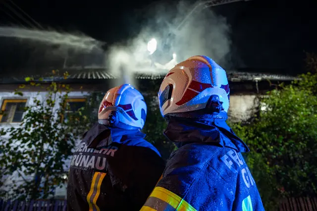 Der Brand betraf sowohl die Fassade des Wohnhauses als auch Teile des Dachstuhls. Die Feuerwehr setzte einen massiven Löschangriff ein. | Foto: TEAM FOTOKERSCHI / FW GRÜNAU IM ALMTAL