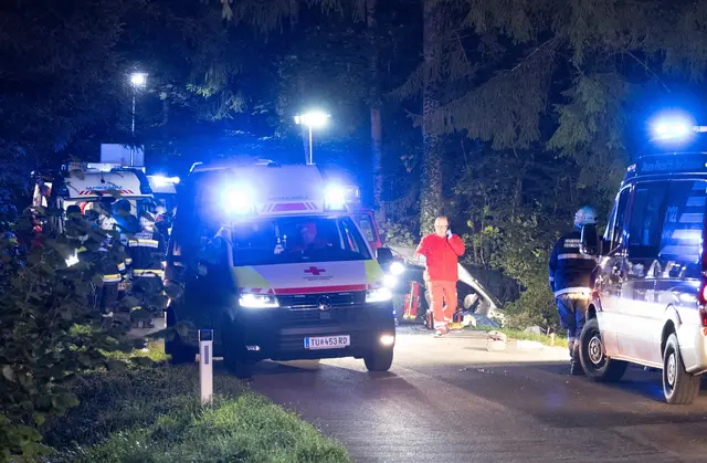 Einsatzkräfte an der Unfallstelle nach einem Pkw-Zusammenstoß mit mehreren Bäumen in Ferschnitz. | Foto: DOKU NÖ