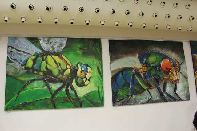 Werke von Priska Wildauer aus der Ausstellung „Mensch und Tier – Begegnungen in Acryl“.