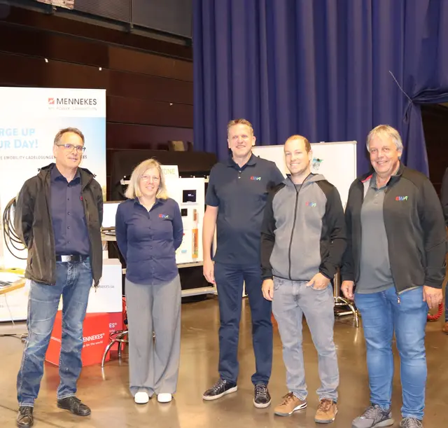 Auch Vertreter:innen der gemeindeeigenen EWA Energie- und Wirtschaftsbetriebe der Gemeinde St. Anton GmbH waren mit von der Partie, im Bild zu sehen sind von links: Bereichsleiter und Prokurist Andreas Birkl, Barbara Falch, Alexander Flunger und Sebastian Falch mit EWA-Geschäftsführer Markus Strolz.  | Foto: Elisabeth Zangerl