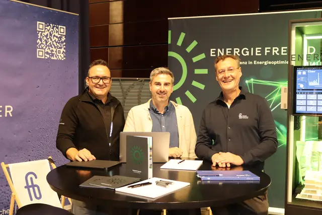 Robert Starjakob und Philipp Rauch von den Energiefreunden mit Sitz in Stanz bei Landeck, mit Stefan Eberhart von der Zammer Firma Franz Bouvier.  | Foto: Elisabeth Zangerl