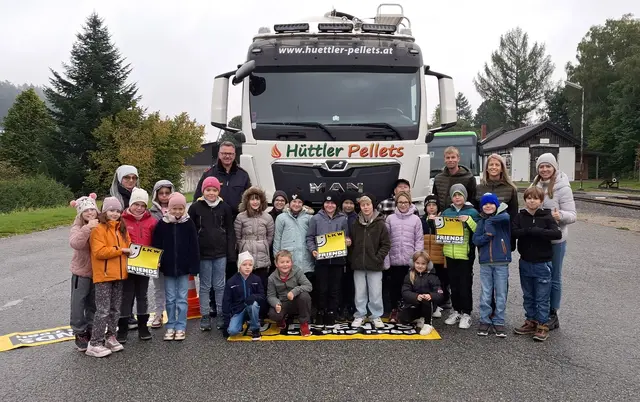 Assistentin Karina Steffek (v.l.), Gruppeninspektor Gerald Bauer, Thomas und Magdalena Hüttler sowie Klassenlehrerin Luise Damberger mit den Schülerinnen und Schülern der 3a aus der Volksschule Groß Gerungs. | Foto: Elke Winkler
