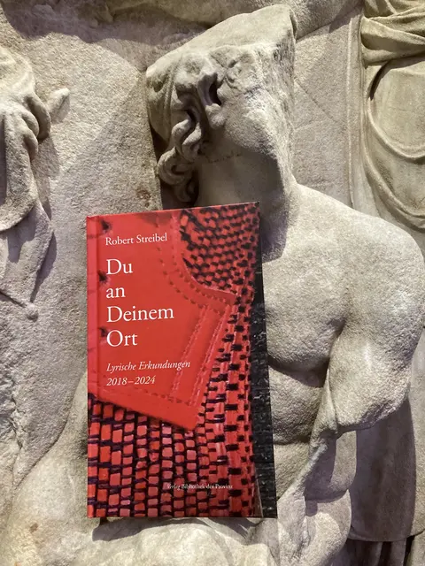 Der Lyrikband im Pergamonmuseum in Berlin  | Foto: Robert Streibel 