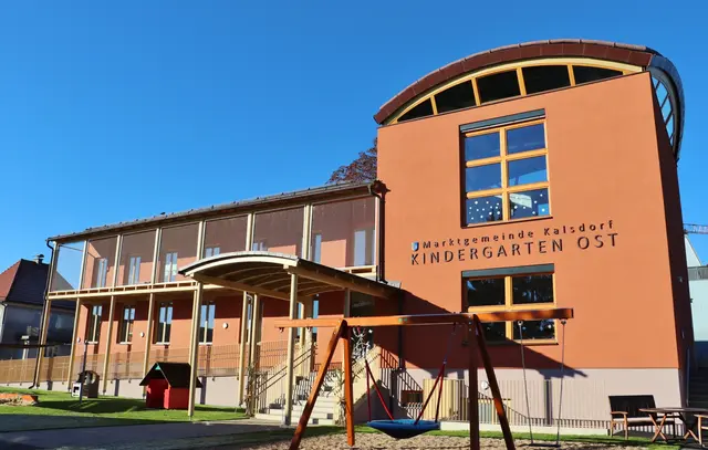 Die Musikschule wurde im September 1997 eingeweiht, heute befindet sich in dem Gebäude der Kindergarten Ost. 
Der Spatenstich zur Musikschule erfolgte 1995. Die verbaute Fläche bezeichnet die Chronik mit 463 m2. Als Dachform wurde Kuppel-, Sattel- und Flachdach gewählt. Das Haus beherbergte neben der Musikschule auch die Musikkapelle, Singgemeinschaft und Kameradschaftsbund.  | Foto: Edith Ertl