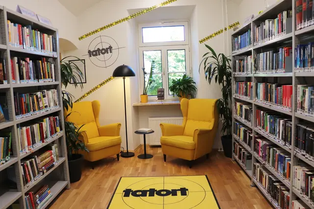 Ein gelber Teppich führt in das Krimi-Stübchen der Bibliothek in Gratwein-Straßengel. Gemütliche Sitzecken laden zum Verweilen ein.  | Foto: Edith Ertl