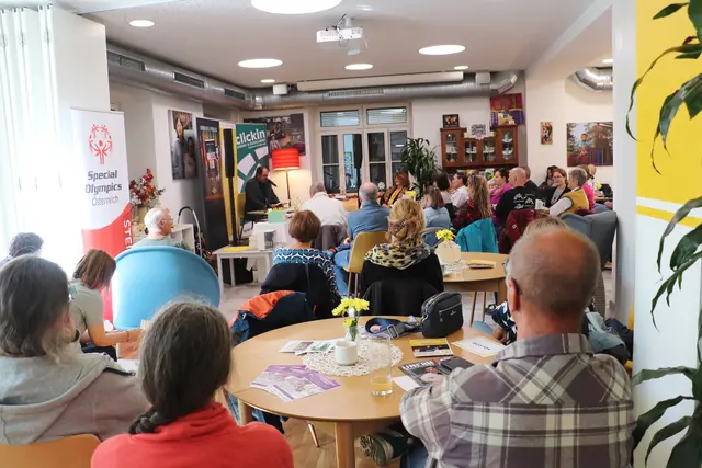 Das Cafe Häferl im Generationenhaus führt nahtlos in die Bibliothek Gratwein-Straßengel. Bei der Lesung mit Robert Preis war es bis zum letzten Platz mit Bücherfreunden besetzt.  | Foto: Edith Ertl