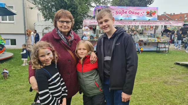 Oliva Doppler, Brigitte Doppler, Isabella Doppler und Justin Enner beim Rundgang über den Kirtag | Foto: Cornelia Strobl