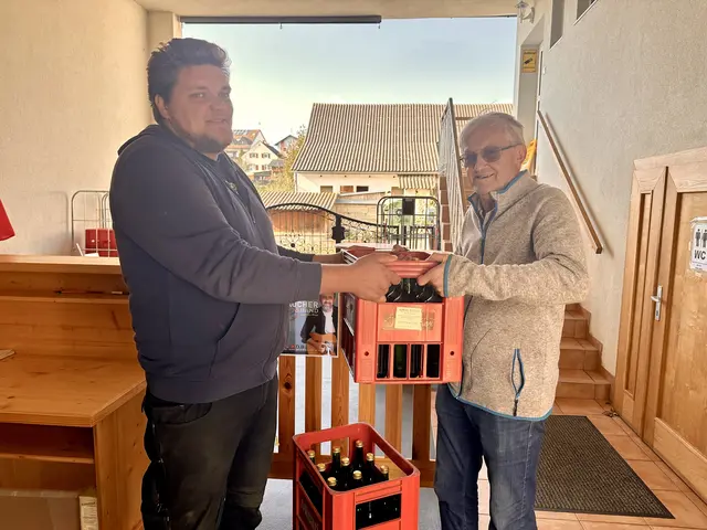 Matthias Karner von der Mostschank Karner in Mariasdorf beliefert Schneiders Hofladen unter anderem mit seinem Most.  | Foto: Lisa Stöckl