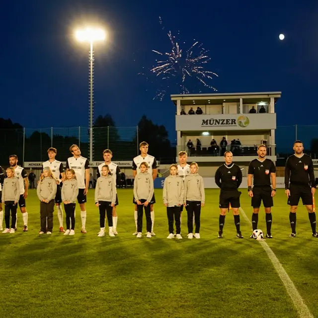 Schon zu Beginn gab es ein kleines Feuerwerk, das sich dann am Rasen fortsetzte. | Foto: Lukas Reinprecht