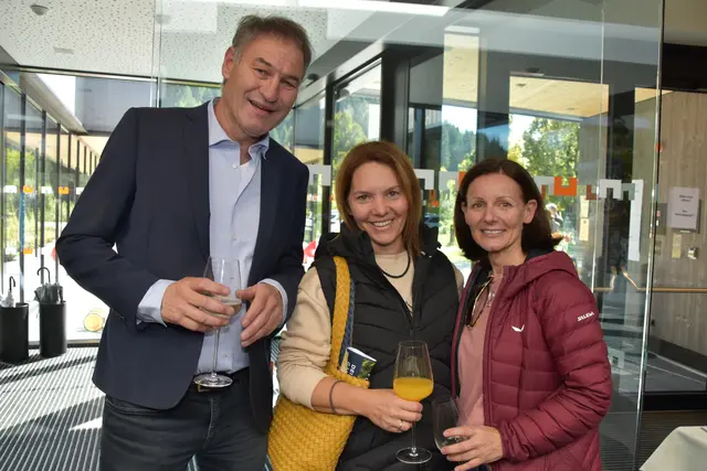 Unter den interessierten Besuchern waren auch Ramona Marth und Sina Matthäus – im Bild mit Vizebgm. Johann Hörtnagl | Foto: Kainz