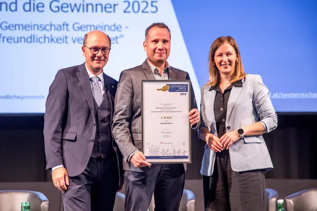 Gemeindebundpräsident DI Johannes Pressl, Bgm. Matthias Schranz, MSc und Bundesministerin für Europa, Integration und Familie Claudia Plakolm | Foto: Harry Schlossko