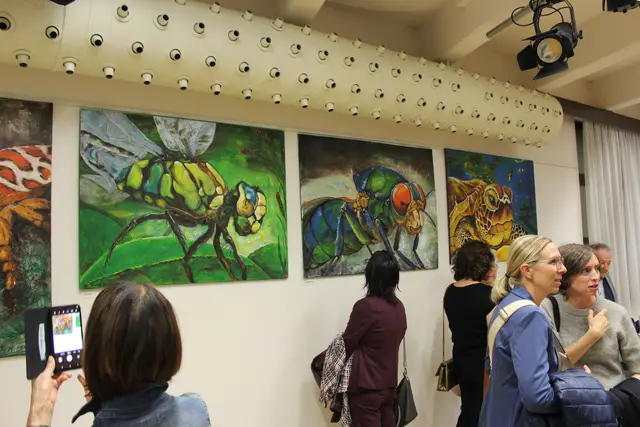 Werke von Priska Wildauer aus der Ausstellung „Mensch und Tier – Begegnungen in Acryl“.