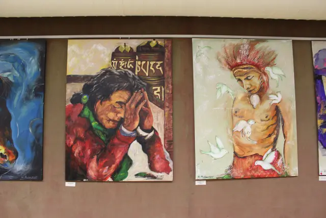 Werke von Priska Wildauer aus der Ausstellung „Mensch und Tier – Begegnungen in Acryl“.