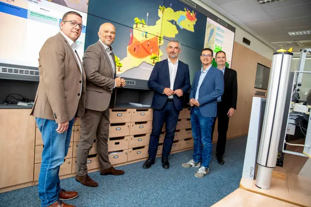 Erfolgreicher Probealarm: Claus Paar (Leiter des Hauptreferats Katastrophenschutz und Krisenmanagement des Landes Burgenland), Landessicherheitszentrum-Leiter Markus Halwax, Landesrat Heinrich Dorner, LSZ Technik-Leiter Nikolaus Tittler und LSZ-Leitstellenleiter Mario Promintzer in der Landessicherheitszentrale (LSZ) von wo aus der Zivilschutzalarm ausgelöst wurde | Foto: Landesmedienservice