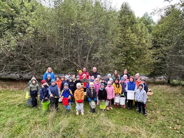 Die Kinder des Kindergartens und der Volksschule Holzschlag sammelten gemeinsam fleißig Äpfel auf den Streuobstwiesen. | Foto: Gemeinde Unterkohlstätten