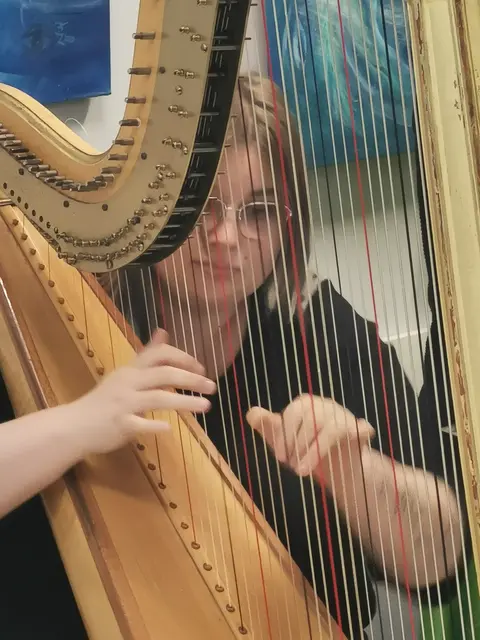 Anna Voronova an der goldenen Harfe | Foto: Hermine Arnold