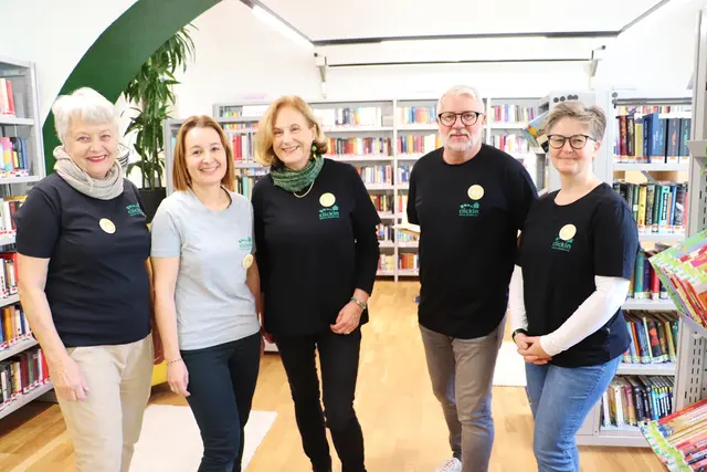 Die Bibliothekarinnen Burgi Zinka und Heidi Wilding (2.u.3.v.li) mit den Ehrenamtlichen im Libresso Brigitte Tomasek, Wolfgang Winter und Judith Zawilla.  | Foto: Edith Ertl